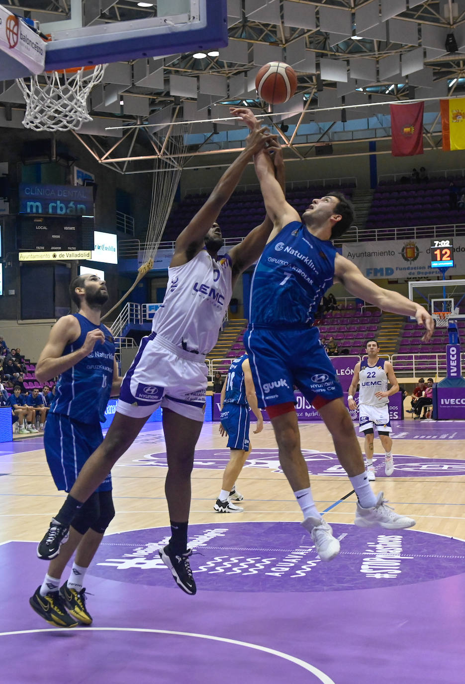 Los jugadores del Real Valladolid Baloncesto escuchan a su entrenador, Paco García.