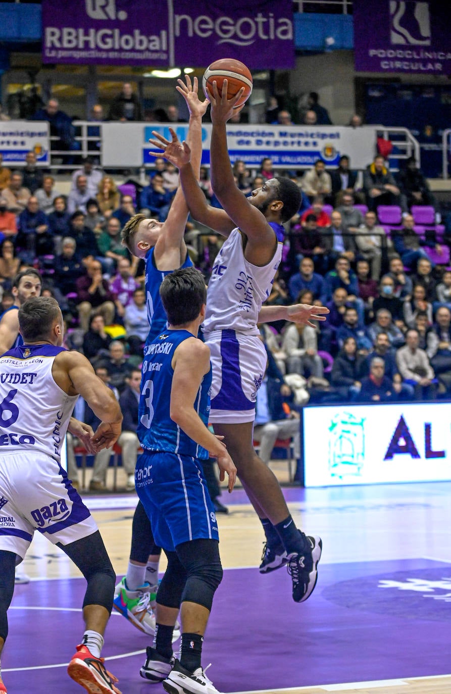 Los jugadores del Real Valladolid Baloncesto escuchan a su entrenador, Paco García.