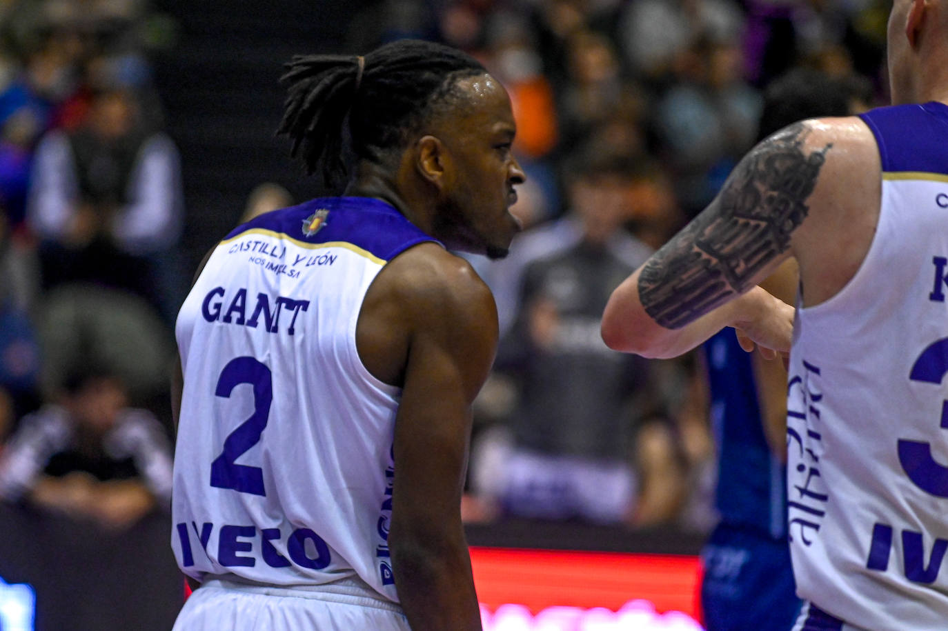 Los jugadores del Real Valladolid Baloncesto escuchan a su entrenador, Paco García.