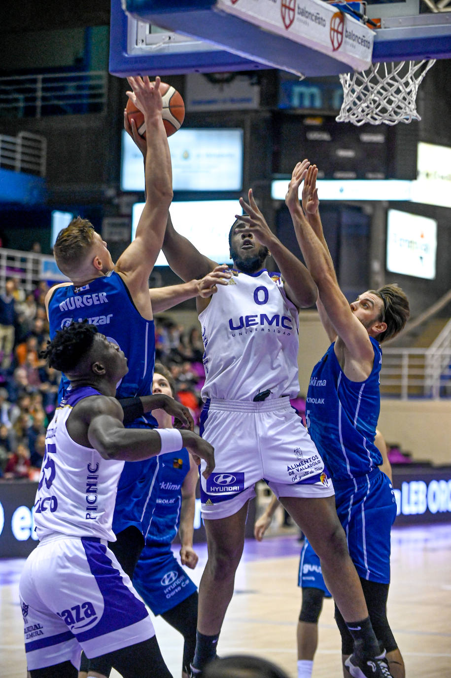 Los jugadores del Real Valladolid Baloncesto escuchan a su entrenador, Paco García.