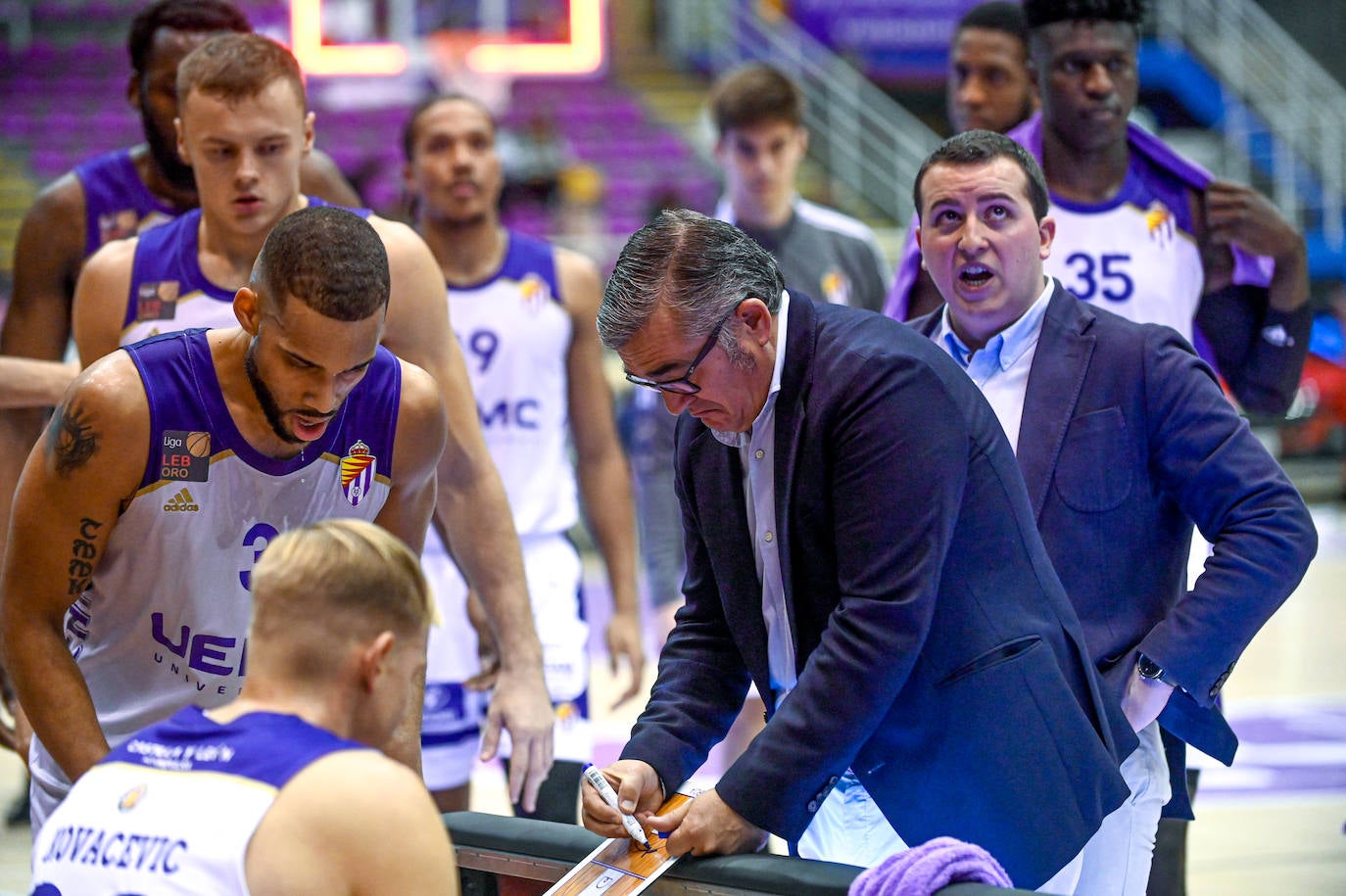 Los jugadores del Real Valladolid Baloncesto escuchan a su entrenador, Paco García.