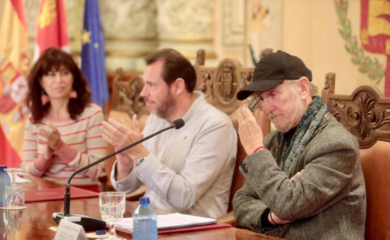 Ana Redondo, Óscar Puente y Javier Angulo, durante la rueda de prensa. 