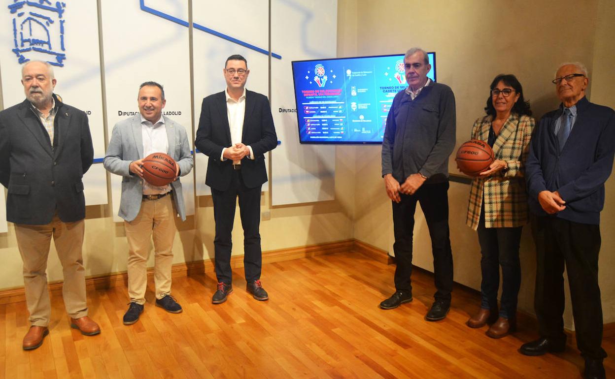 Participantes en la presentación del torneo, escoltando al diputado Javier González. 