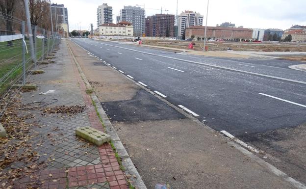 La acera, que no se renovará, del lado del parque de La Paz. 