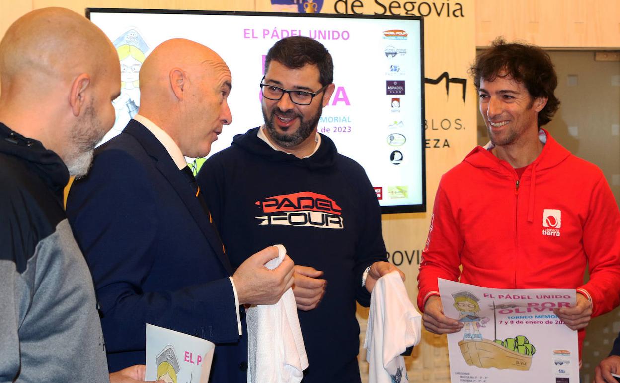 Eugenio García (segundo por la izquierda), durante la presentación del torneo. 