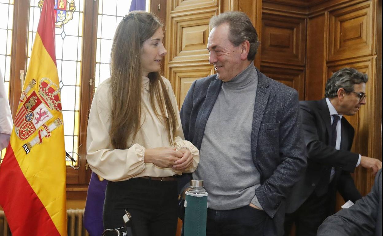 La concejala de Servicios Sociales, Raquel Martín, con el edil de Contratación, Urbano Revilla.