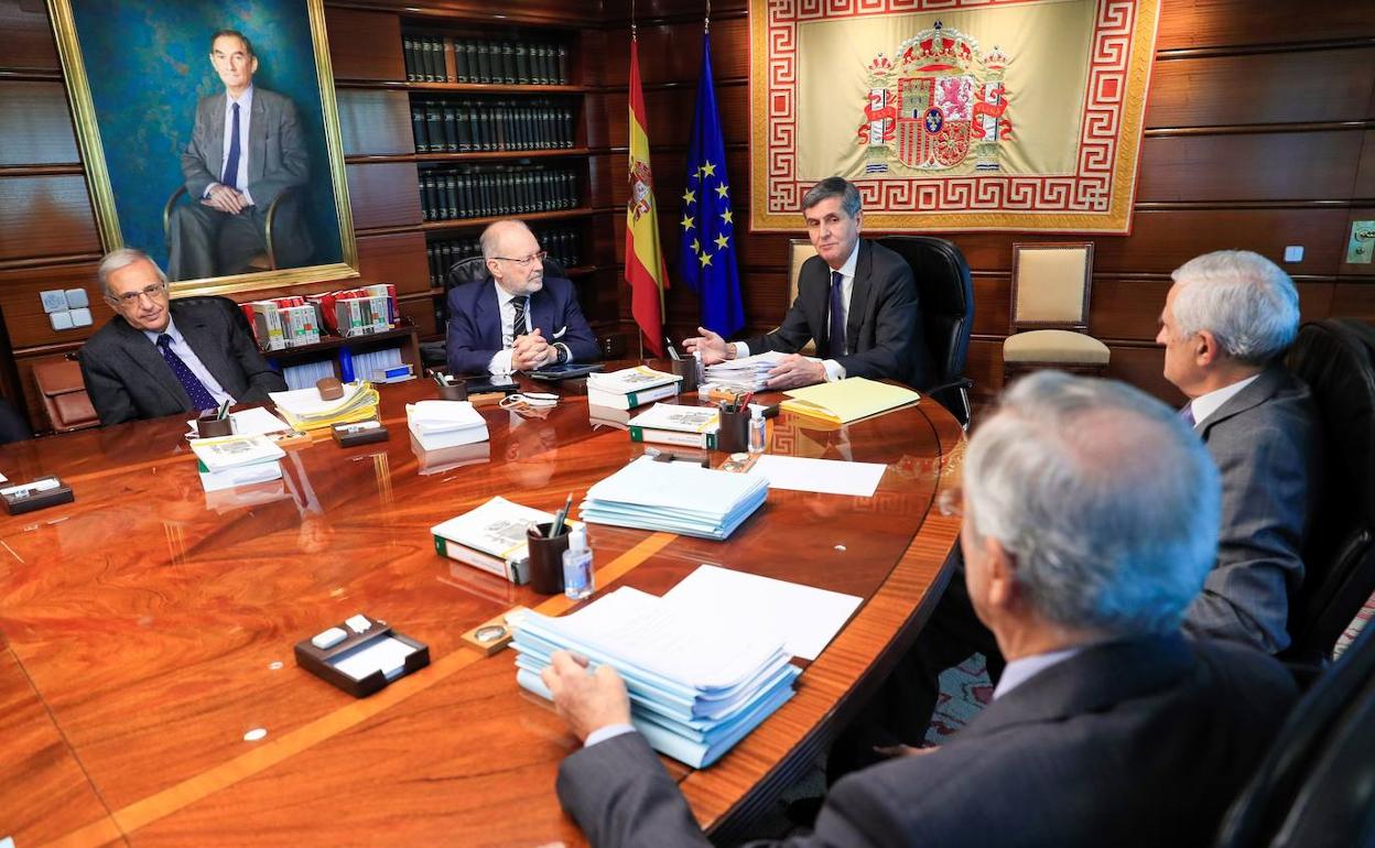 Los magistrados del Constitucional, con el presidente González-Trevijano a la cabeza, durante una reunión del pleno. 