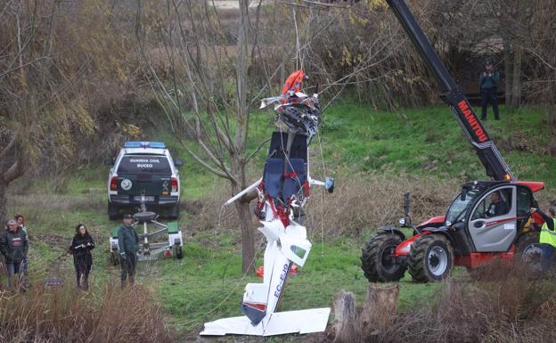 La Guardia Civil saca el ultraligero del río Duero