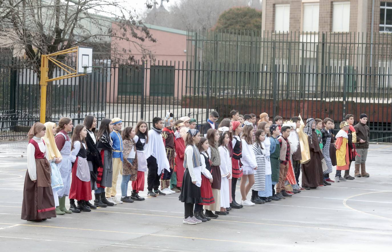 Ancianos observan a los alumnos interpretar el belén viviente.
