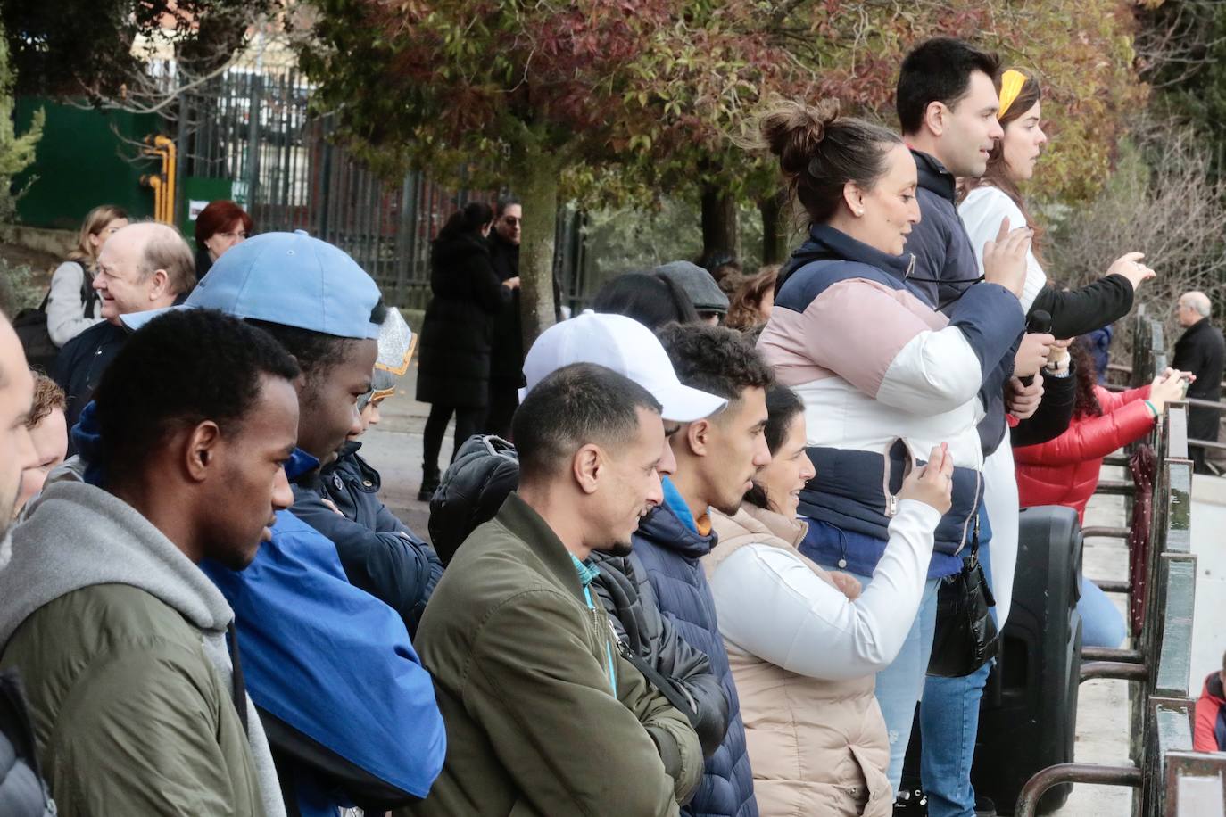 Ancianos observan a los alumnos interpretar el belén viviente.