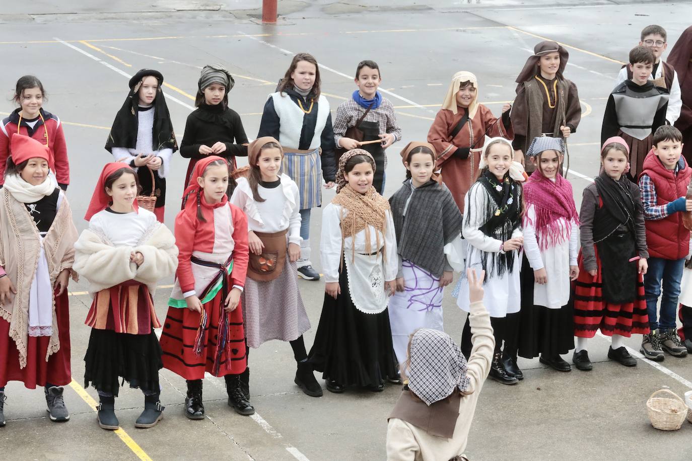 Ancianos observan a los alumnos interpretar el belén viviente.