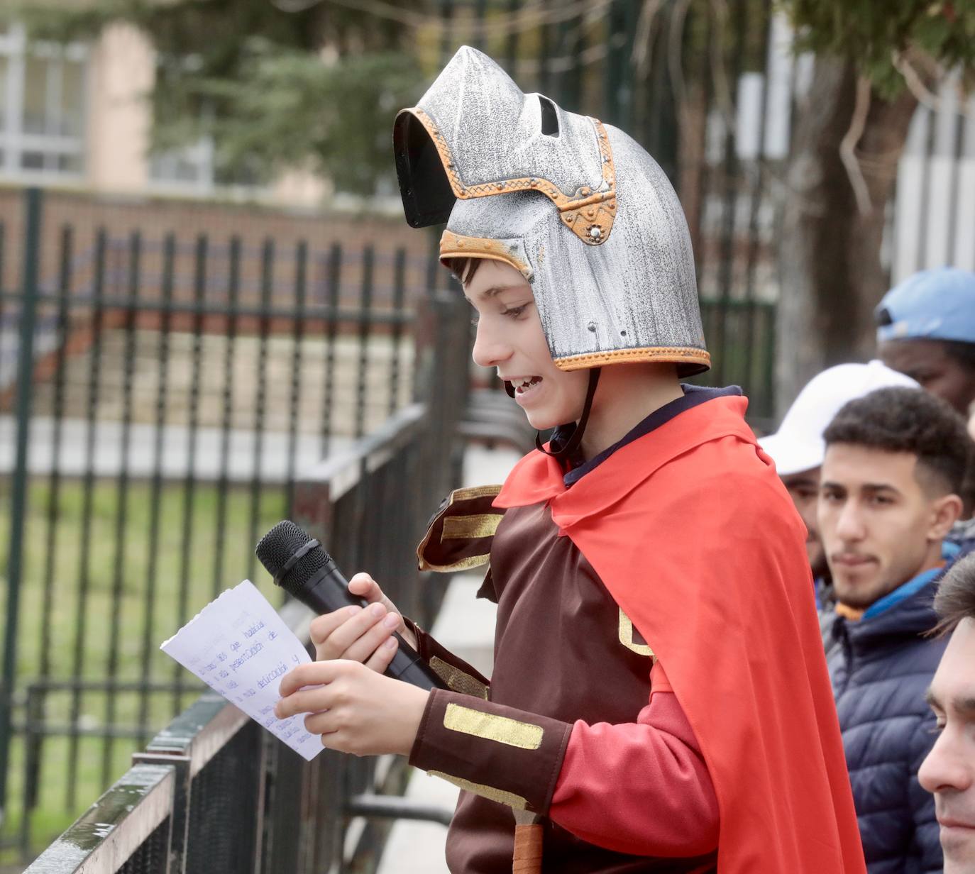 Ancianos observan a los alumnos interpretar el belén viviente.