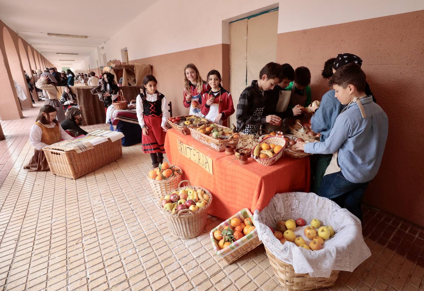 Ancianos observan a los alumnos interpretar el belén viviente.