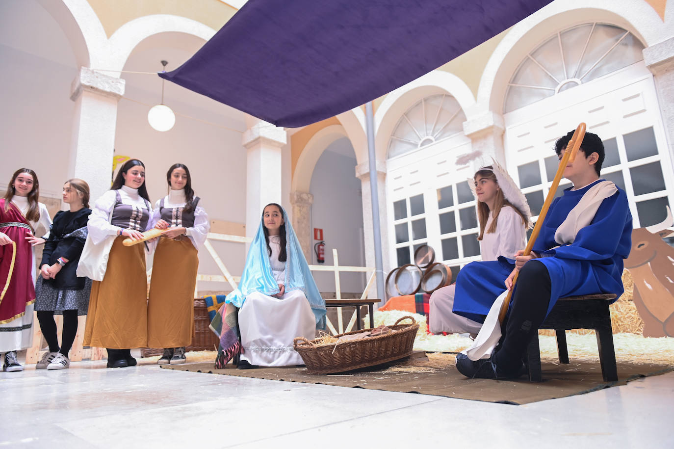 Alumnos del colegio Jesús y María interpretan un belén viviente.