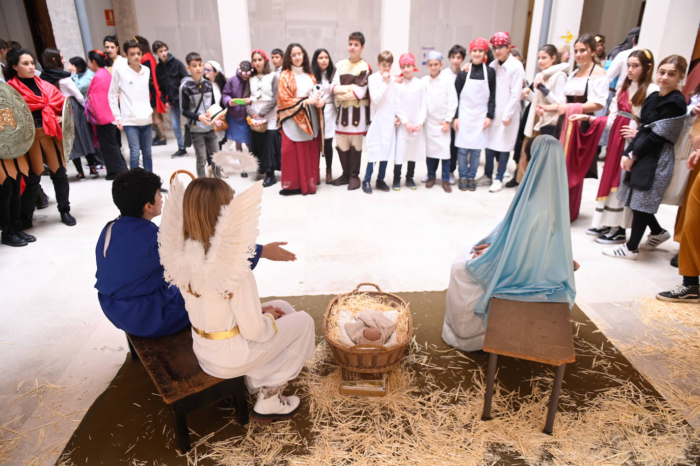 Alumnos del colegio Jesús y María interpretan un belén viviente.