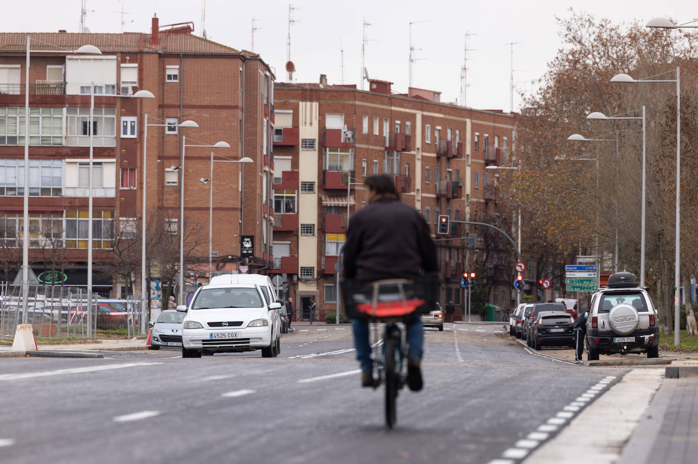 Vheículos circulando por la calle General Shelly.