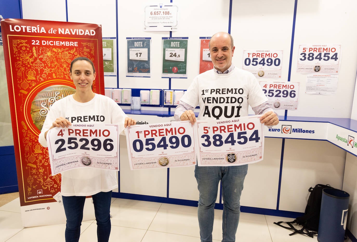 Victoria Puebla y Luis Vázquez, de la administración de Río Shopping, con los carteles de los tres premios.