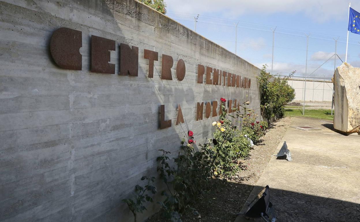Lesionados tres funcionarios de Dueñas al reducir a un preso atrincherado en una galería