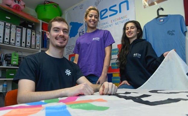 Miguel Hernández, Lucía Fonseca y Alba Urdiales en la oficina de ESN Valladolid 