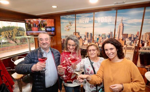 Olegario Vara, Isabel Marcos, María Jesús Alonso y Paula García , en el bar Nueva York. 