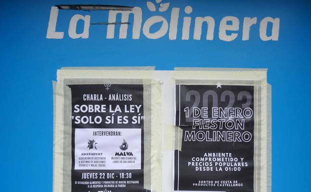 Carteles en la fachada de La Molinera que anuncian sus actividades. 