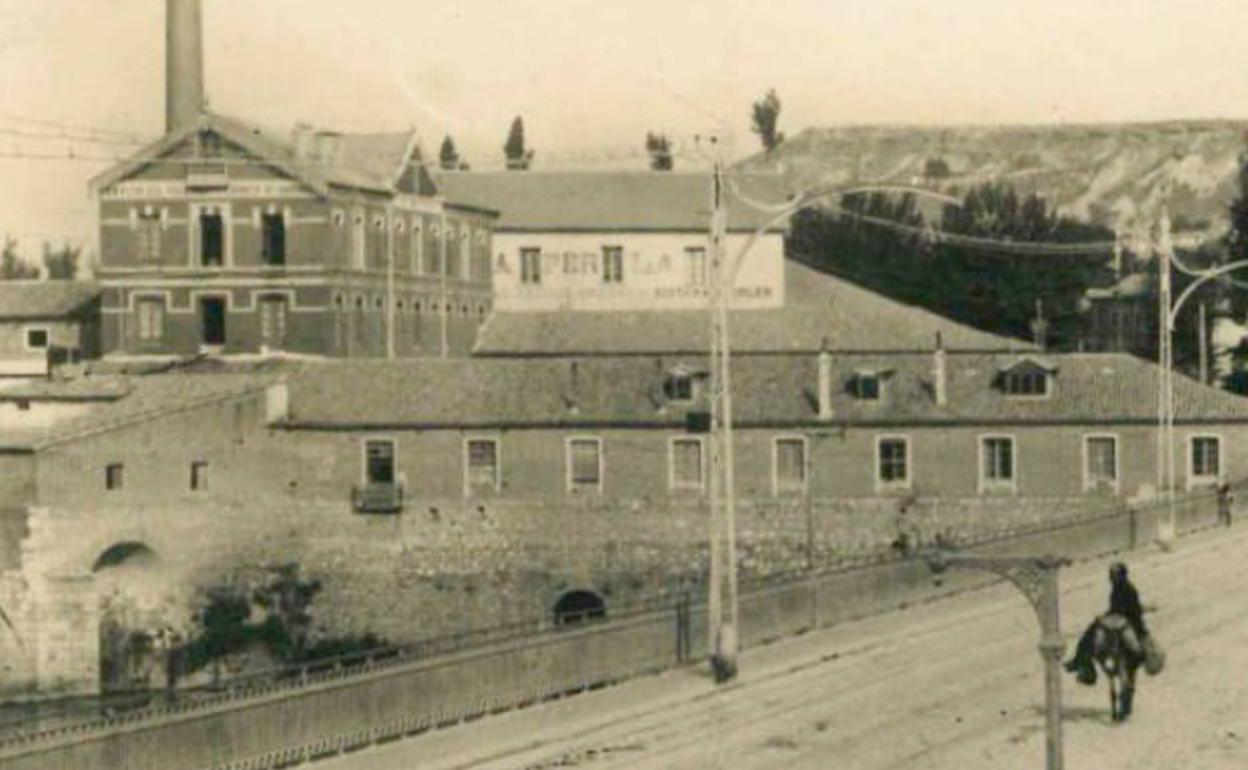 Harinera La Perla, en una imagen de 1920, vista desde el Puente Mayor. 