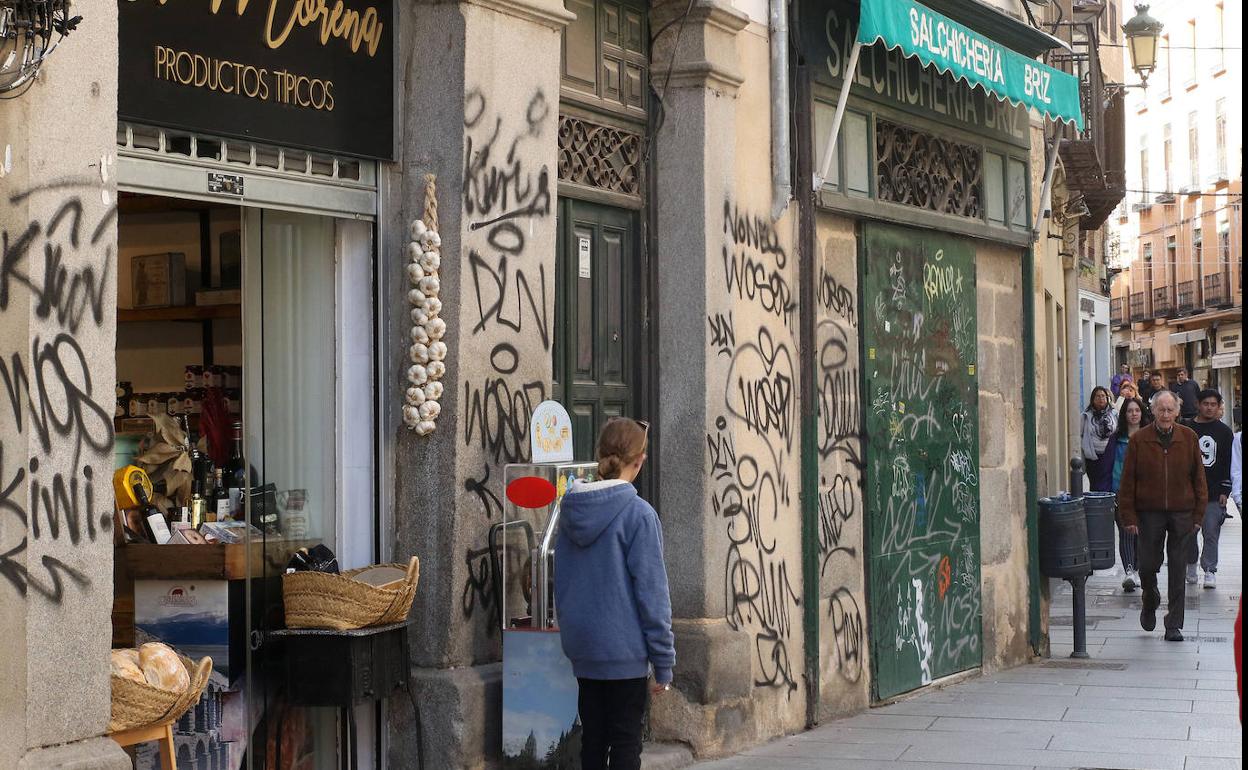 Pintadas en la plaza de las Sirenas, el pasado noviembre. Ya han sido borradas. 