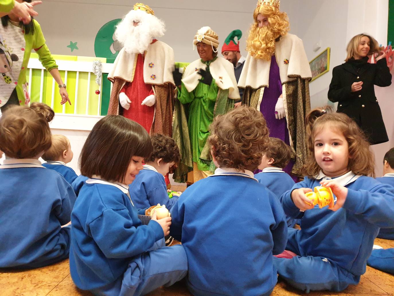 Sus Majestades de Oriente visitaron el jueves el colegio Teresianas 