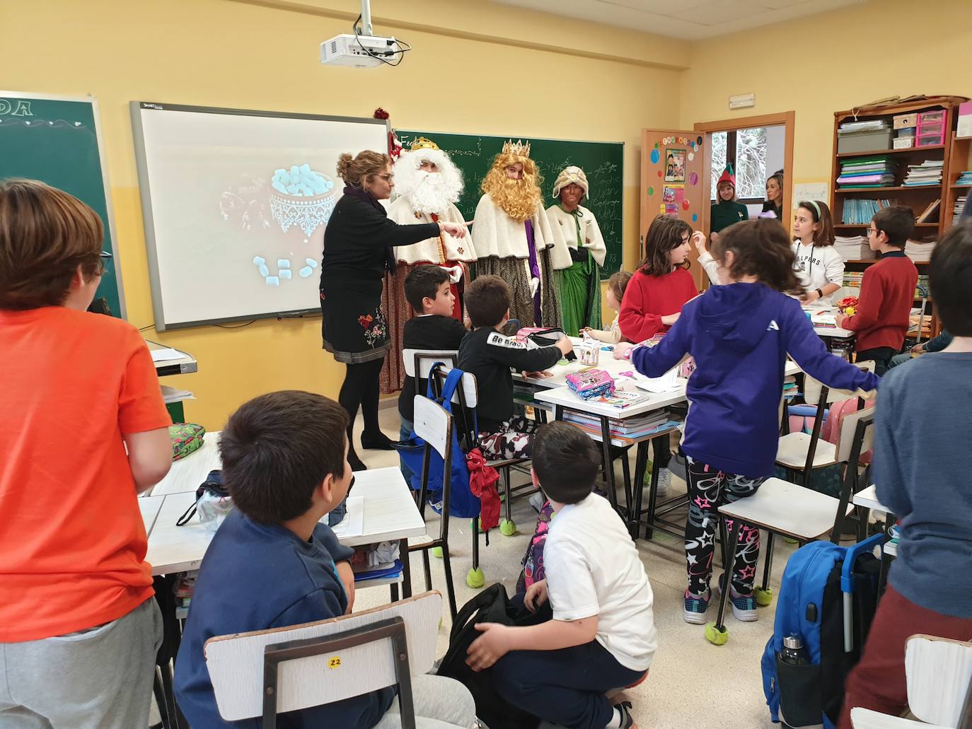 Sus Majestades de Oriente visitaron el jueves el colegio Teresianas 