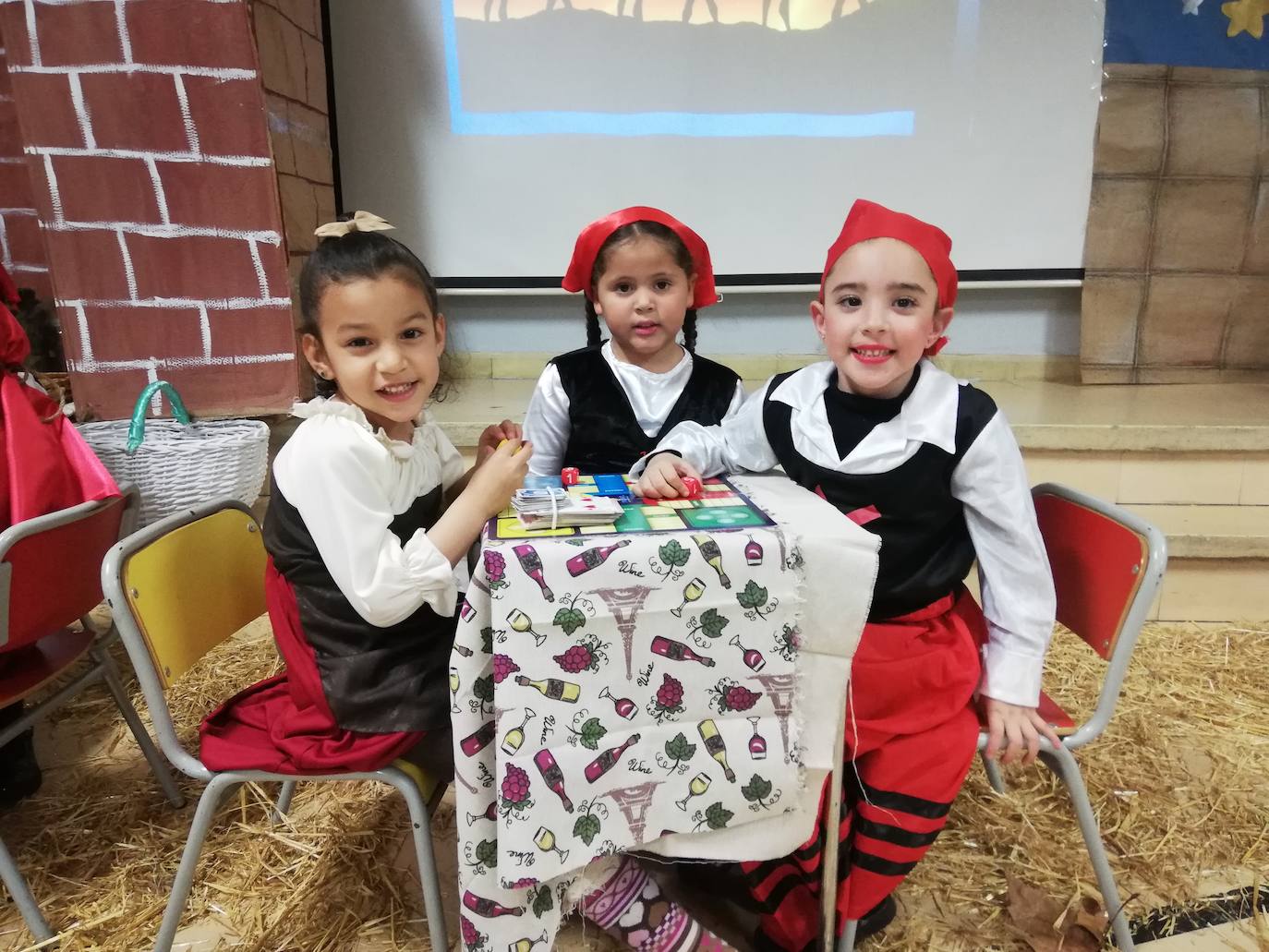 Alumnos, profesores y padres se han volcado en la preparación del belén viviente 