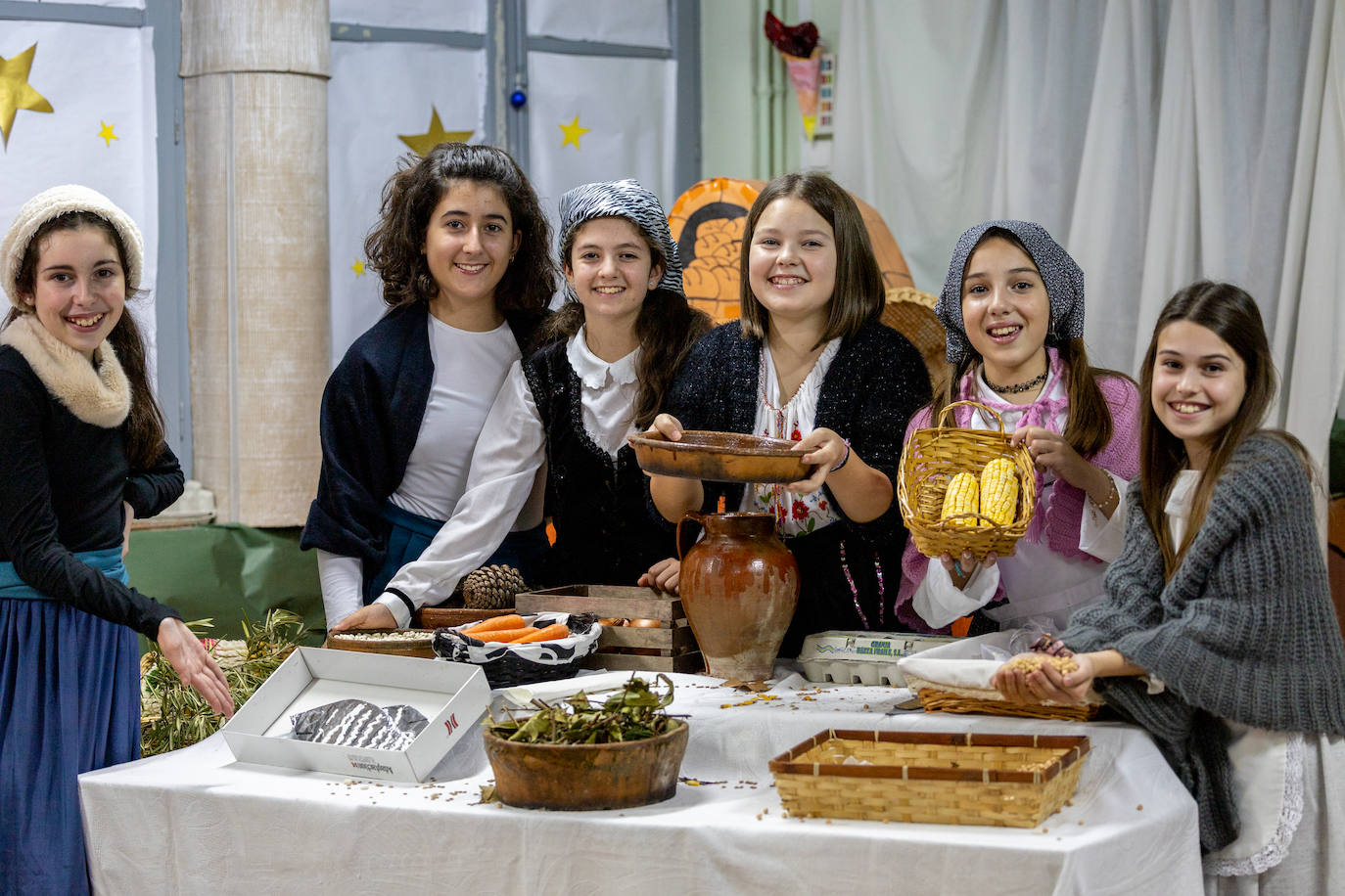 Alumnos, profesores y padres se han volcado en la preparación del belén viviente 
