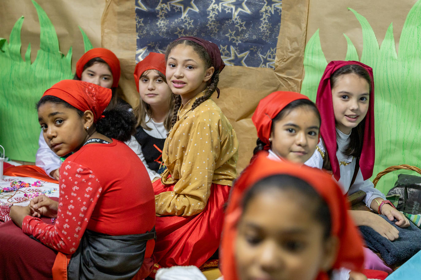 Alumnos, profesores y padres se han volcado en la preparación del belén viviente 