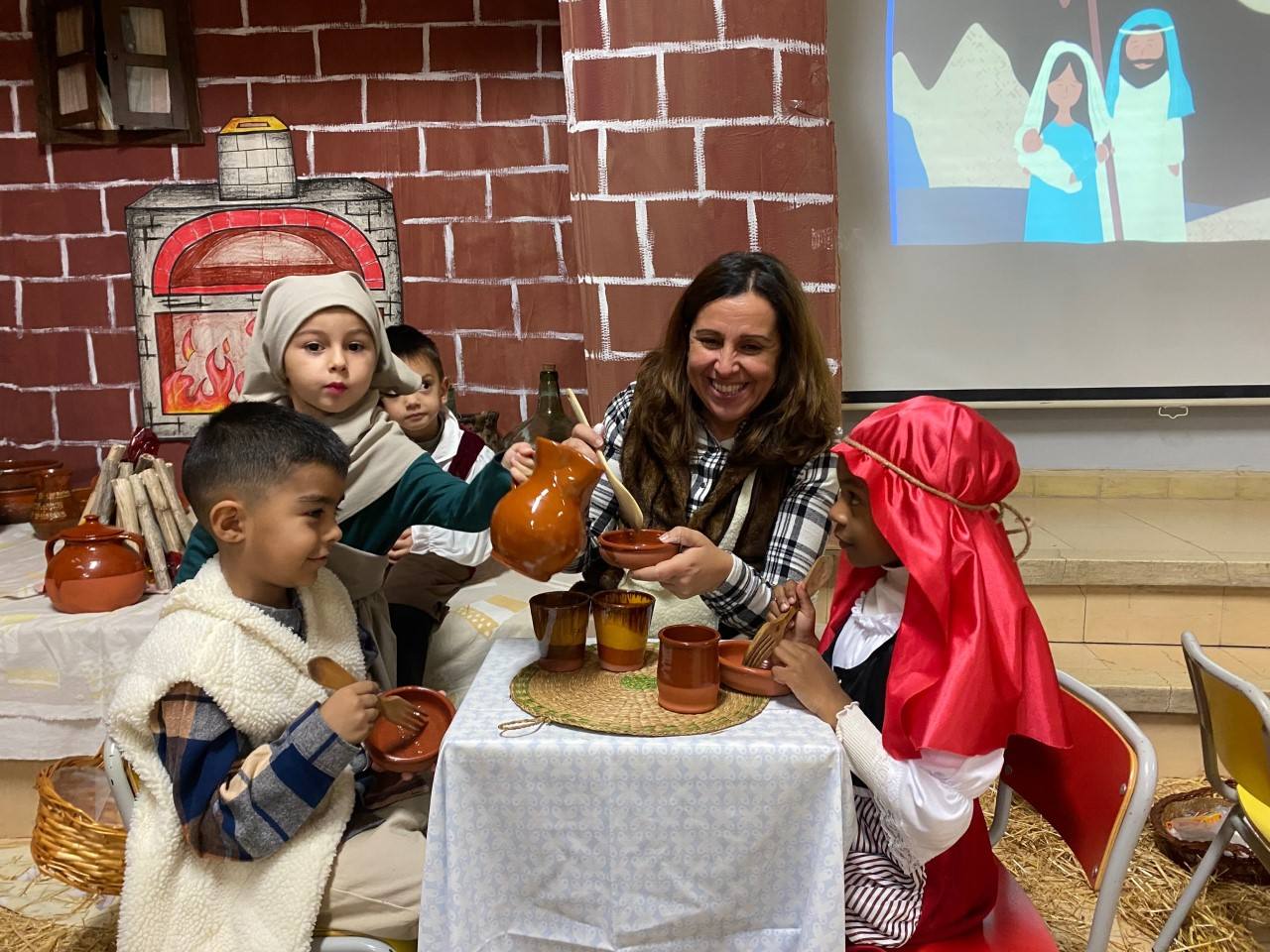 Alumnos, profesores y padres se han volcado en la preparación del belén viviente 
