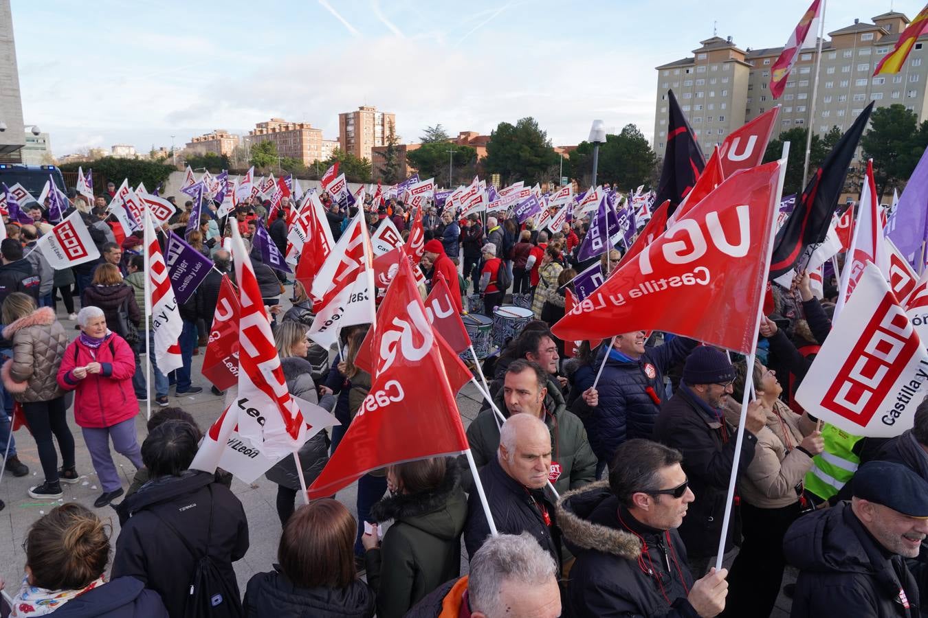 Fotos: Protesta a las puertas de las Cortes contra los presupuestos de la Junta