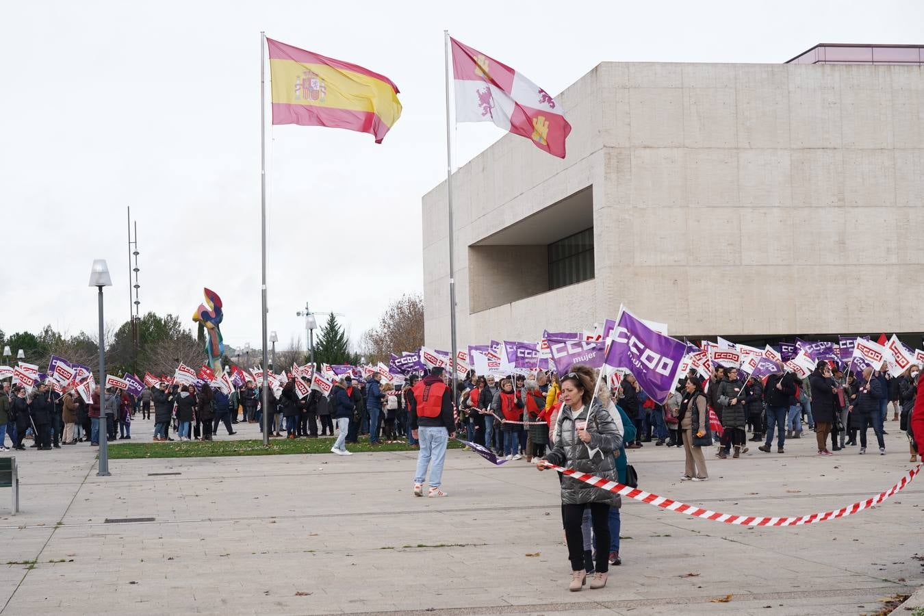 Fotos: Protesta a las puertas de las Cortes contra los presupuestos de la Junta