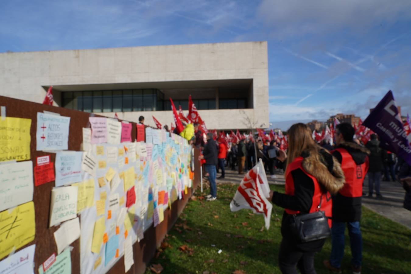 Fotos: Protesta a las puertas de las Cortes contra los presupuestos de la Junta