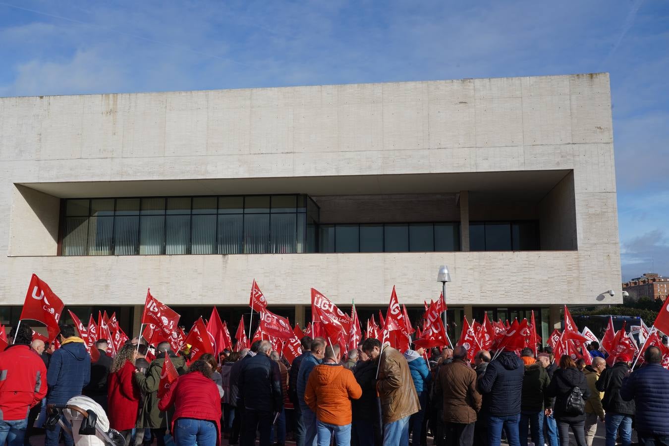 Fotos: Protesta a las puertas de las Cortes contra los presupuestos de la Junta