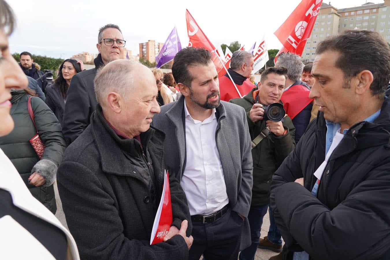 Fotos: Protesta a las puertas de las Cortes contra los presupuestos de la Junta