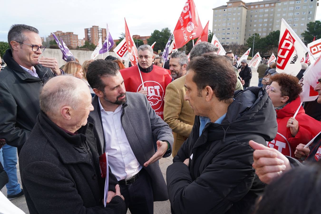 Fotos: Protesta a las puertas de las Cortes contra los presupuestos de la Junta