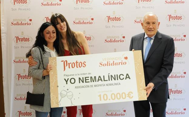 Edmundo Bayón, presidente de Bodegas Protos, entrega el cheque a la representante de la Asociación Yo Nemalínica, en presencia de la actriz Almudena Cid. 