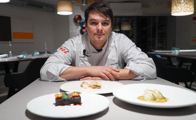 Alvar Hinojal en la sala de su restaurante Alquimia con sus tres propuestas navideñas 