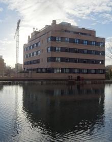 Imagen secundaria 2 - Panorámica de la dársena del Canal de Castilla, con el picón que ocupaba la fundición (siglo XIX) y la posterior fábrica textil (1938). Debajo, la fachada de la textil Hemalosa antes de su derribo en 2001. A la derecha, la parte posterior de la residencia Ballesol que mira al canal. 