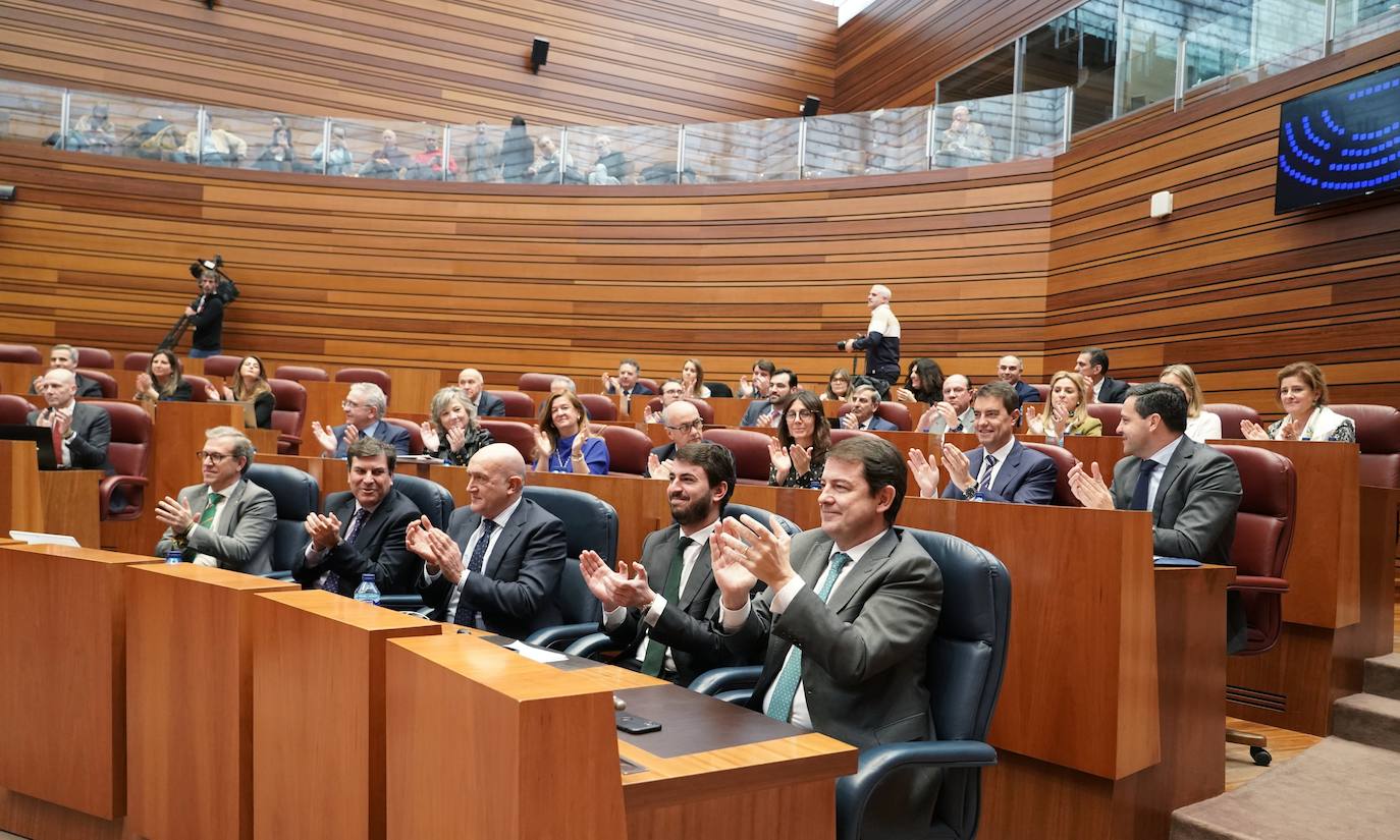 Las bancadas de PP y Vox, con Mañueco y García-Gallardo en primer término, aplauden la aprobación de las cuentas. 