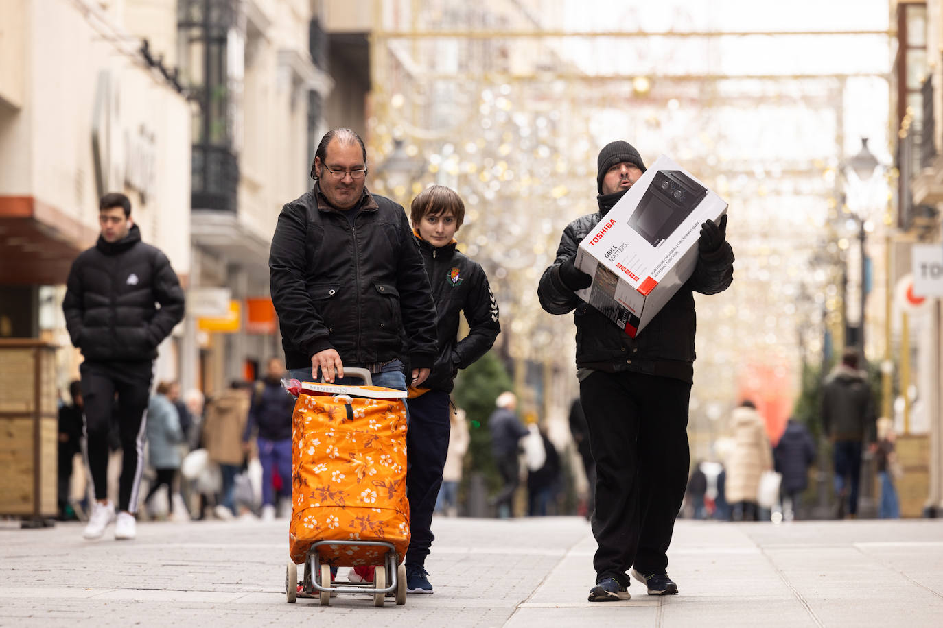 Una pareja abrazada en la Plaza Mayor de Valladolid en Navidad