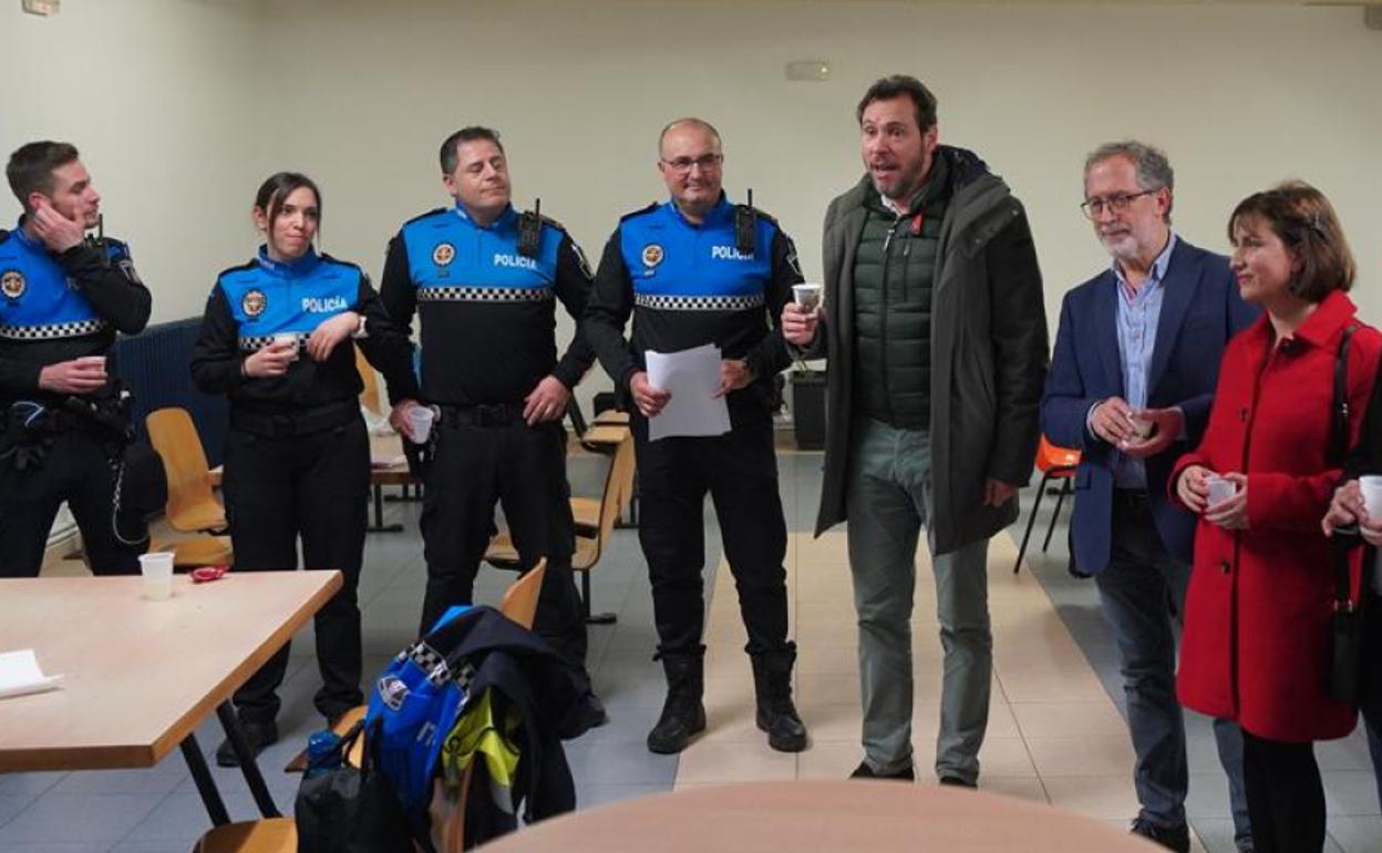 Parte del equipo de Gobierno, con el alcalde Óscar Puente a la cabeza, visita la jefatura de la Policía Municipal de la Avenida de Burgos durante la Nochebuena. 