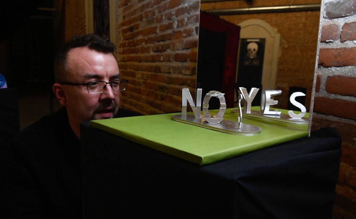 Óscar Escalante, frente a una de las ilusiones ópticas. 