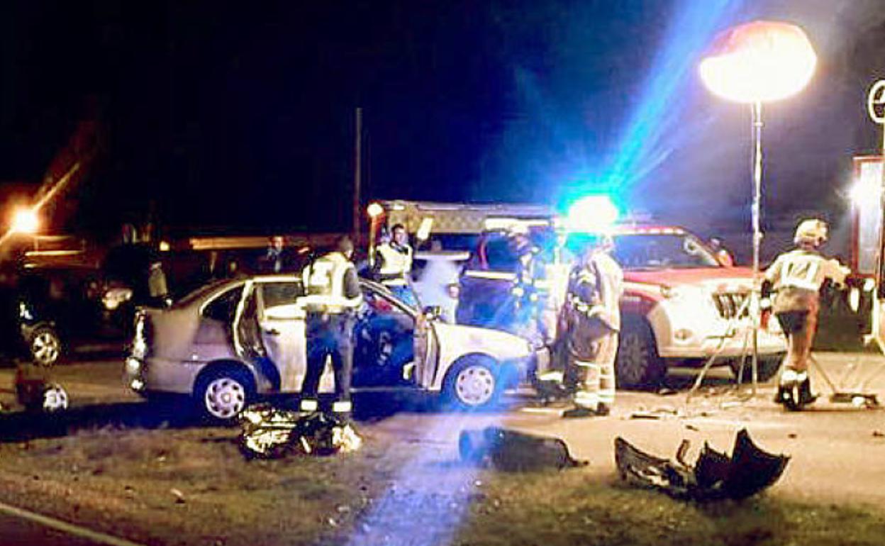 Intervención en el turismo de la víctima en el accidente del sábado en la carretera de Rueda. 