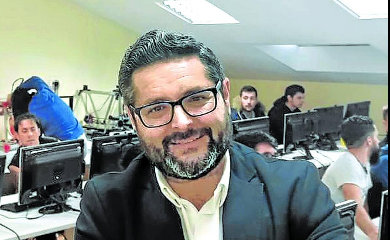 José Ramón Guinarte posa rodeado de alumnos en un taller de escaneado e impresión 3D. 