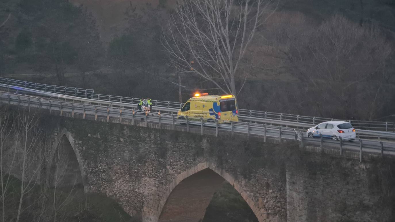 Herido un motorista al caer por el puente del Voltoya en Coca