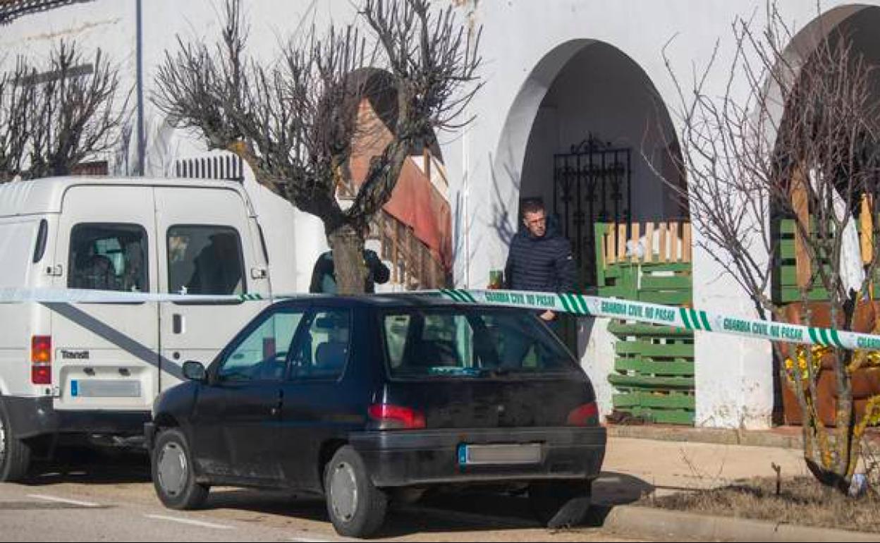 Los investigadores trabajan en la casa donde fue hallada muerta una mujer durante la mañana de Navidad.